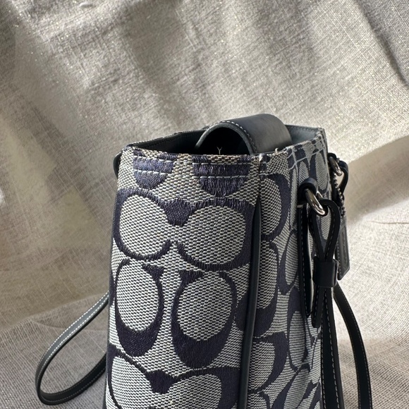 Coach Signature Canvas Tote (J1K‑6090) - Picture 11 of 16